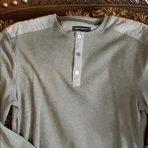Banana Republic men’s long sleeve henley. Gray